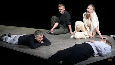 Vier Personen sitzen auf einer Bühne - Wahlverwandtschaften am Schauspiel Frankfurt