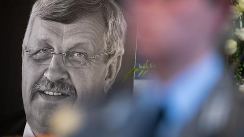 Das Konterfei von Walter Lübcke bei einem Trauergottesdienst 