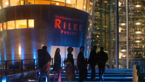 Farbige Scheinwerfer und Projektionen stimmen die Besucher der Gläsernen Manufaktur von Volkswagen in Dresden auf das Rilke Projekt ein. 