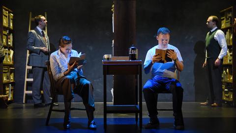 Schauspieler lesen in Notizen in "Secret Life of Humans" im English Theater Frankfurt