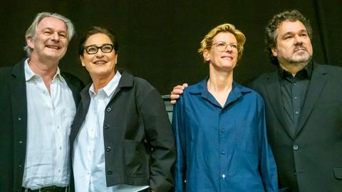Bad Hersfelder Festspiele: Max Herbrechter (Gloucester),  Charlotte Schwab (König Lear), Regisseurin Tina Lanik und Intendant Joern Hinkel (v.l.)