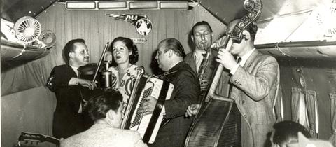 Erstes Konzert in einem fliegenden Flugzeug mit Robby Spier, Maria Mucke, Willy Berking, Philipp Rösser und Rudi Wegener, 1951
