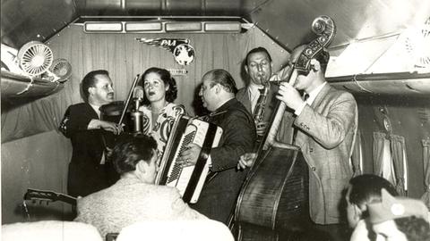 Erstes Konzert in einem fliegenden Flugzeug mit Robby Spier, Maria Mucke, Willy Berking, Philipp Rösser und Rudi Wegener, 1951