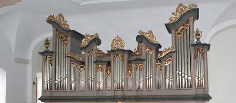 Bekrönung der Orgel in der Evangelischen Kirche in Nieder-Moos