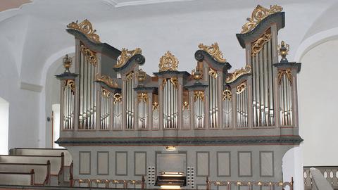 Bekrönung der Orgel in der Evangelischen Kirche in Nieder-Moos