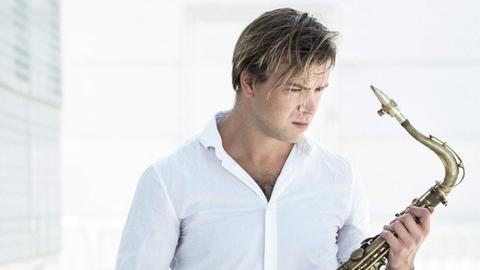 Marius Neset mit Saxofon