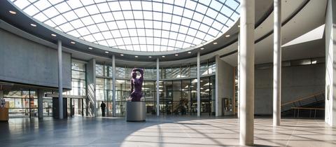 Der Eingangsbereich mit der Rotunde vor der Deutschen Nationalbibliothek