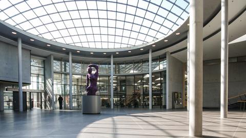 Der Eingangsbereich mit der Rotunde vor der Deutschen Nationalbibliothek