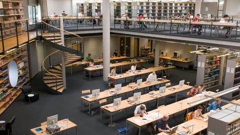 Ein Lesesaal in der Deutschen Nationalbibliothek