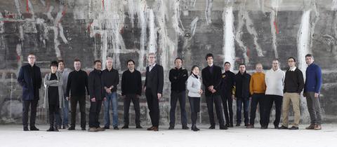 Ensemble Modern vor einer Betonwand