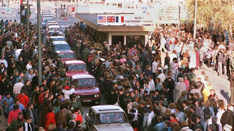 Eine Fahrzeugkolonne schiebt sich am 10.November 1989 in Richtung West-Berlin vorbei am Checkpoint Charlie. 