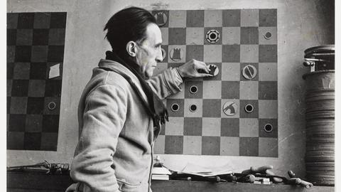 Foto von Marcel Duchamp vor einem Schachbrett, im MMK Frankfurt