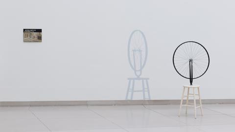 Ein kleines Gemälde von Marcel Duchamp und sein Fahrrad-Rad