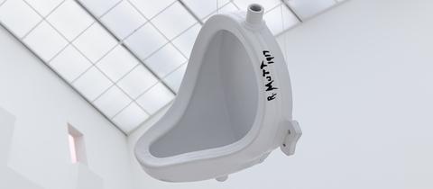 Und umgedrehtes Pissoir fliegt scheinbar durch den Raum - Marcel Duchamp, Fountain (Fontäne), 1917/1964, Ausstellung Marcel Duchamp im MMK Frankfurt